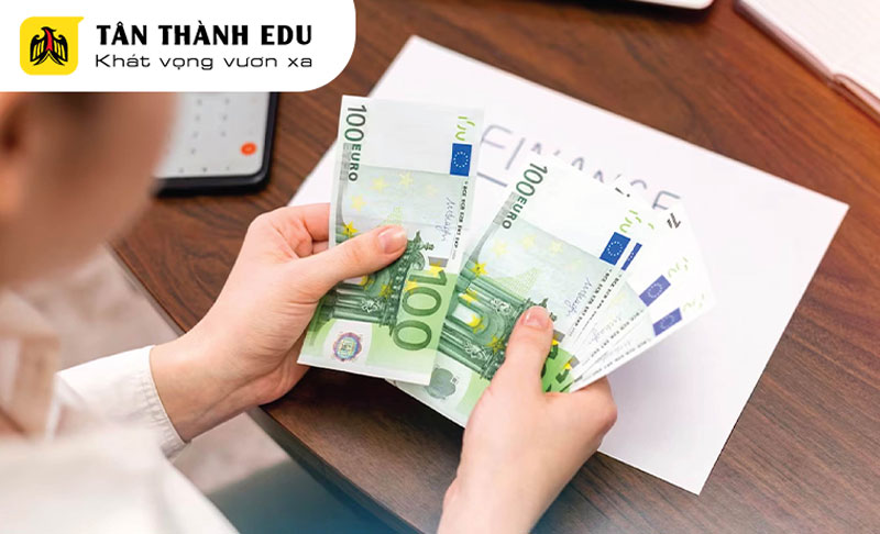 Khoản vay giáo dục là khoản vay lãi suất thấp được cung cấp bởi các ngân hàng hoặc KfW (Kreditanstalt für Wiederaufbau) 