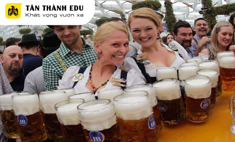 Người dân Đức tham gia vào lễ hội uống bia