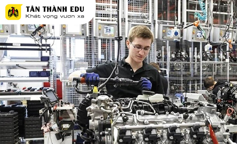 Chương trình kép ngành cơ điện tử đòi hỏi học viên vừa học tại trường nghề, vừa thực tập tại công ty trong suốt thời gian học.