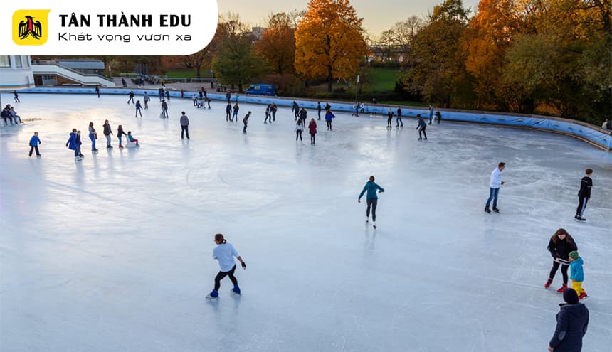 Sân trượt băng nổi tiếng tại Hamburg hoạt động tới 10h đêm
