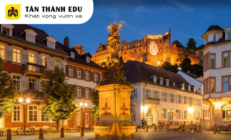 Khu quảng trường thành phố Heidelberg về đêm lung linh ánh đèn