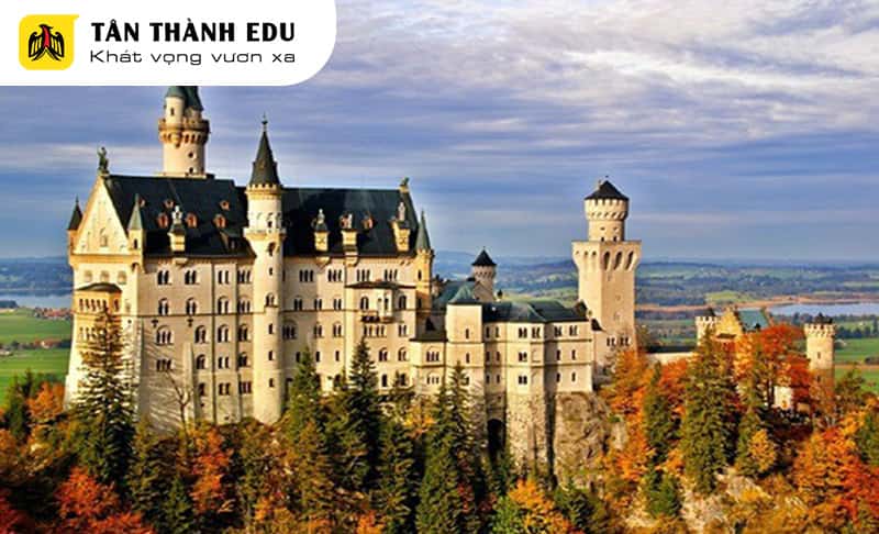 Vẻ đẹp của tòa lâu đài Neuschwanstein giữa thiên nhiên hùng vĩ