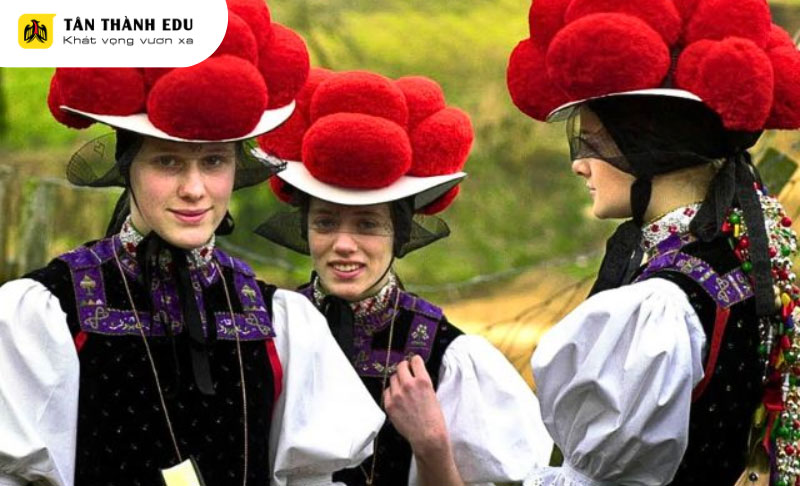 Mũ củ hành màu đỏ dành riêng cho các cô nàng độc thân tại Đức