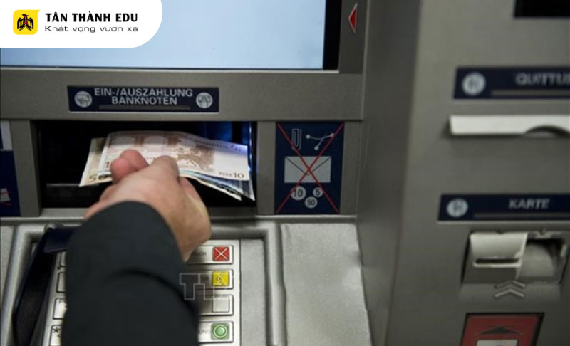 Rút tiền mặt bằng máy ATM cũng rất phổ biến tại Đức