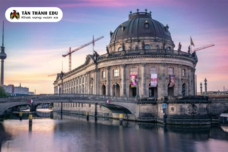 Khung cảnh Đảo Bảo tàng Berlin rực rỡ trong ánh hoàng hôn bên dòng Spree.