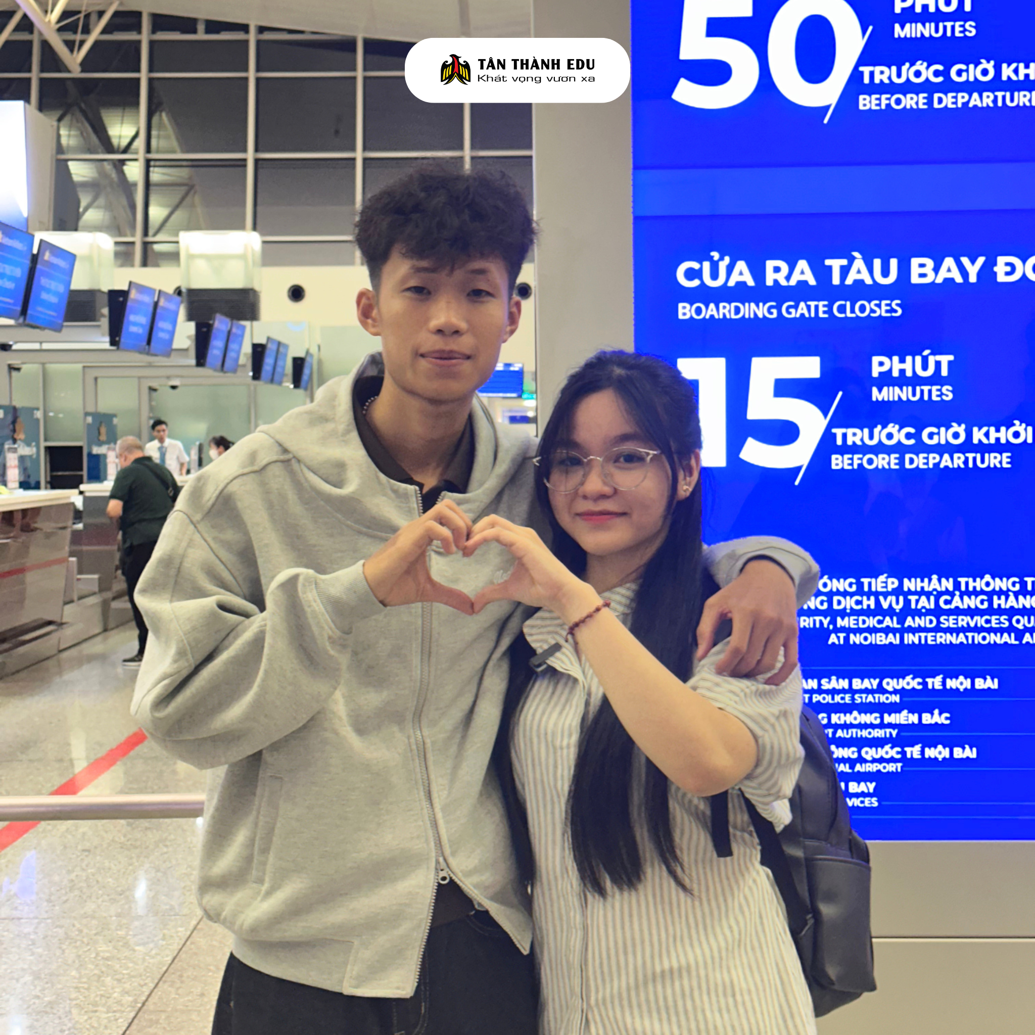Thế Hoàng cùng gia đình tại sân bay