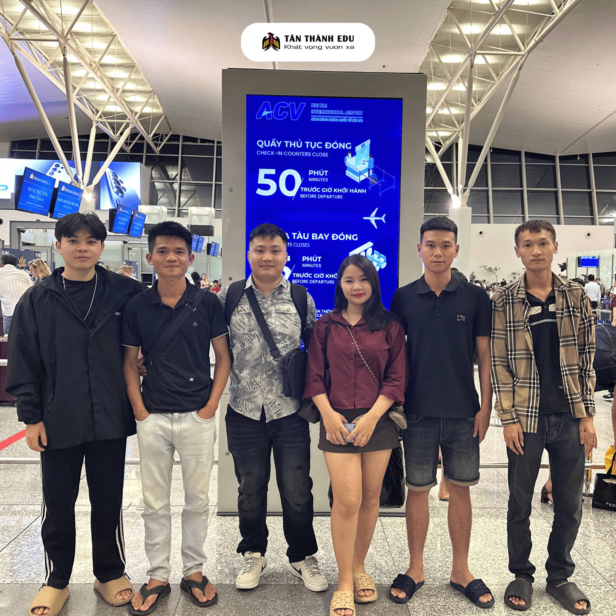 Văn Long cùng gia đình tại sân bay