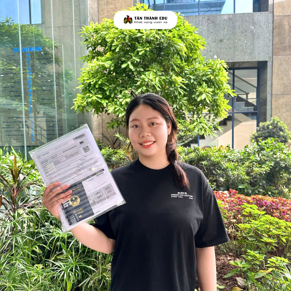 Bùi Thị Thu có mặt tại VFS nộp hồ sơ xin visa